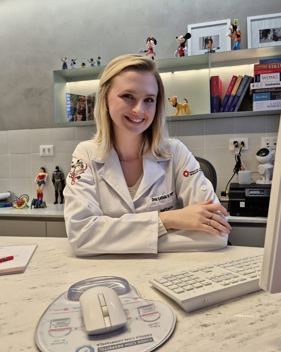 Dra Leticia Schwab no consultório